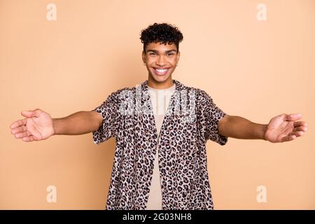 Portrait von Brunet optimistischen Kerl wollen Umarmung tragen moderne Hemd Isoliert auf pastellbeigem Hintergrund Stockfoto