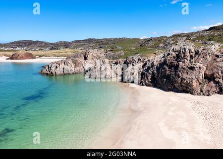 CLACHTOLL STRAND LOCHINVER SUTHERLAND SCHOTTLAND LIMPID GRÜNES MEER MAKELLOSER SAND STRAND Stockfoto