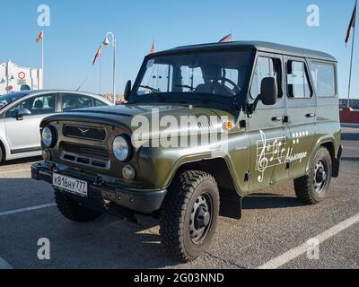 UAZ Hunter parkte in Benalmadena, Provinz Malaga, Andalusien, Spanien. Stockfoto