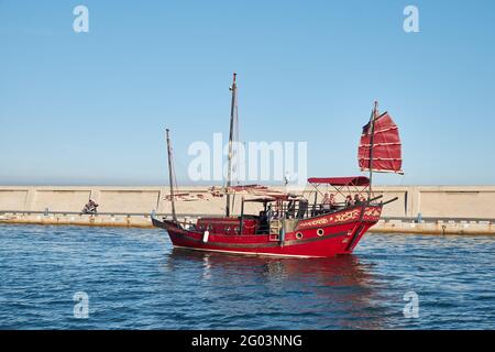Touristenboot im chinesischen Junk-Stil, das den Hafen von Benalmadena, Provinz Malaga, Andalusien, Spanien erreicht. Stockfoto