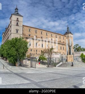 Toledo / Spanien - 05 12 2021: Majestätischer Blick auf das Militärgebäude an der Hauptfassade des Alcázar von Toledo Stockfoto