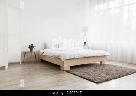 Einfache, moderne Einrichtung im Schlafzimmer, zeitgemäßes, minimalistisches Design Stockfoto