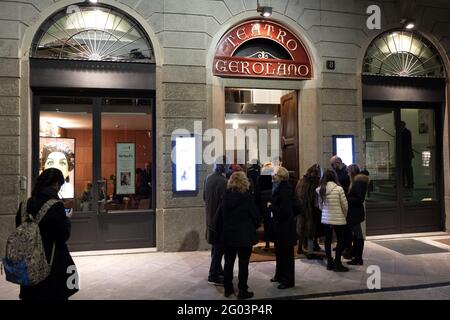 Im historischen Theater Gerolamo, das 1868 gegründet wurde, in Mailand, besuchen die Menschen eine Puppentheatervorstellung der historischen mailänder Marionette Colla. Stockfoto