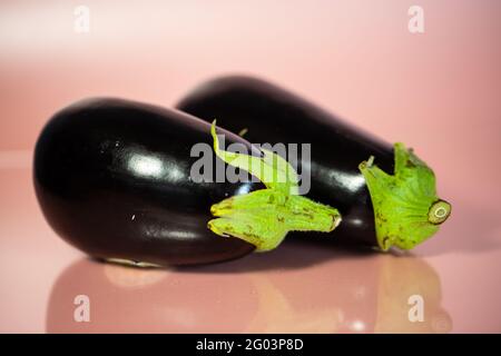 Aubergine auf einem rosa Hintergrund Stockfoto
