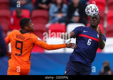 BOEDAPEST, UNGARN - 31. MAI: Myron Boadu von den Niederlanden U21 und Ibrahima Konate von Frankreich U21 während des UEFA-Viertelfinalspiel der U-21-Europameisterschaft 2021 zwischen den Niederlanden U21 und Frankreich U21 in der Boszik Arena am 31. Mai 2021 in Boedapest, Ungarn (Foto von Istvan Derencsenyi/Orange Picches) Stockfoto