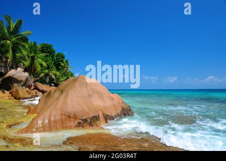 Große Granitfelsen in Anse Patates Beach, La Digue Island, Indischem Ozean, Seychellen. Wunderschöne tropische Landschaft mit sonnigem Himmel. Exotische Reisen de Stockfoto