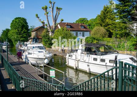 Maidenhead, Anford, Großbritannien. Mai 2021. Die Polizei von Thames Valley hat berichtet, dass heute um 7:15 Uhr der Körper einer Frau in der Themse an der Boulters Lock geborgen wurde. Es wurde in der Presse berichtet, dass die Leiche von einem Spaziergänger in der Nähe des Boathouse Restaurants gefunden wurde. Die Frau muss noch identifiziert werden und der Tod wird als ungeklärt behandelt. Die Boulters Lock schloss heute um 8 Uhr morgens und öffnete kurz vor 17 Uhr wieder, als eine Schlange wartender Boote nach den Ermittlungen der Polizei wieder durch die Schleuse gelassen wurde. Quelle: Maureen McLean/Alamy Live News Stockfoto