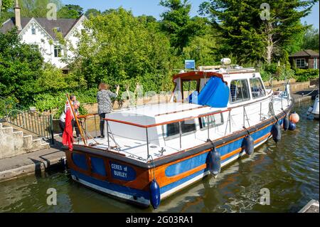 Maidenhead, Anford, Großbritannien. Mai 2021. Die Polizei von Thames Valley hat berichtet, dass heute um 7:15 Uhr der Körper einer Frau in der Themse an der Boulters Lock geborgen wurde. Es wurde in der Presse berichtet, dass die Leiche von einem Spaziergänger in der Nähe des Boathouse Restaurants gefunden wurde. Die Frau muss noch identifiziert werden und der Tod wird als ungeklärt behandelt. Die Boulters Lock schloss heute um 8 Uhr morgens und öffnete kurz vor 17 Uhr wieder, als eine Schlange wartender Boote nach den Ermittlungen der Polizei wieder durch die Schleuse gelassen wurde. Quelle: Maureen McLean/Alamy Live News Stockfoto