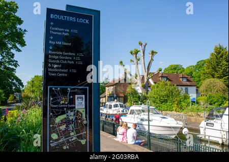 Maidenhead, Anford, Großbritannien. Mai 2021. Die Polizei von Thames Valley hat berichtet, dass heute um 7:15 Uhr der Körper einer Frau in der Themse an der Boulters Lock geborgen wurde. Es wurde in der Presse berichtet, dass die Leiche von einem Spaziergänger in der Nähe des Boathouse Restaurants gefunden wurde. Die Frau muss noch identifiziert werden und der Tod wird als ungeklärt behandelt. Die Boulters Lock schloss heute um 8 Uhr morgens und öffnete kurz vor 17 Uhr wieder, als eine Schlange wartender Boote nach den Ermittlungen der Polizei wieder durch die Schleuse gelassen wurde. Quelle: Maureen McLean/Alamy Live News Stockfoto