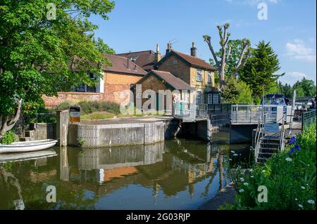 Maidenhead, Anford, Großbritannien. Mai 2021. Die Polizei von Thames Valley hat berichtet, dass heute um 7:15 Uhr der Körper einer Frau in der Themse an der Boulters Lock geborgen wurde. Es wurde in der Presse berichtet, dass die Leiche von einem Spaziergänger in der Nähe des Boathouse Restaurants gefunden wurde. Die Frau muss noch identifiziert werden und der Tod wird als ungeklärt behandelt. Die Boulters Lock schloss heute um 8 Uhr morgens und öffnete kurz vor 17 Uhr wieder, als eine Schlange wartender Boote nach den Ermittlungen der Polizei wieder durch die Schleuse gelassen wurde. Quelle: Maureen McLean/Alamy Live News Stockfoto