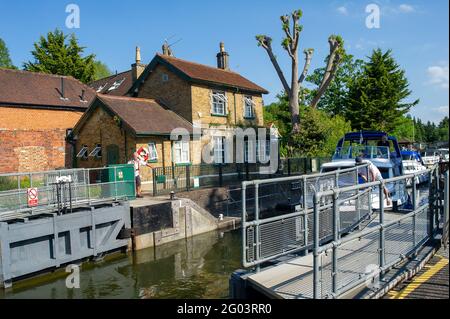 Maidenhead, Anford, Großbritannien. Mai 2021. Die Polizei von Thames Valley hat berichtet, dass heute um 7:15 Uhr der Körper einer Frau in der Themse an der Boulters Lock geborgen wurde. Es wurde in der Presse berichtet, dass die Leiche von einem Spaziergänger in der Nähe des Boathouse Restaurants gefunden wurde. Die Frau muss noch identifiziert werden und der Tod wird als ungeklärt behandelt. Die Boulters Lock schloss heute um 8 Uhr morgens und öffnete kurz vor 17 Uhr wieder, als eine Schlange wartender Boote nach den Ermittlungen der Polizei wieder durch die Schleuse gelassen wurde. Quelle: Maureen McLean/Alamy Live News Stockfoto