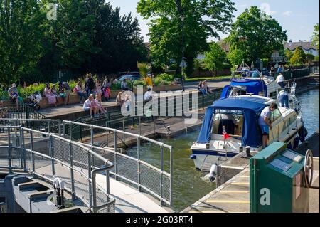 Maidenhead, Anford, Großbritannien. Mai 2021. Die Polizei von Thames Valley hat berichtet, dass heute um 7:15 Uhr der Körper einer Frau in der Themse an der Boulters Lock geborgen wurde. Es wurde in der Presse berichtet, dass die Leiche von einem Spaziergänger in der Nähe des Boathouse Restaurants gefunden wurde. Die Frau muss noch identifiziert werden und der Tod wird als ungeklärt behandelt. Die Boulters Lock schloss heute um 8 Uhr morgens und öffnete kurz vor 17 Uhr wieder, als eine Schlange wartender Boote nach den Ermittlungen der Polizei wieder durch die Schleuse gelassen wurde. Quelle: Maureen McLean/Alamy Live News Stockfoto