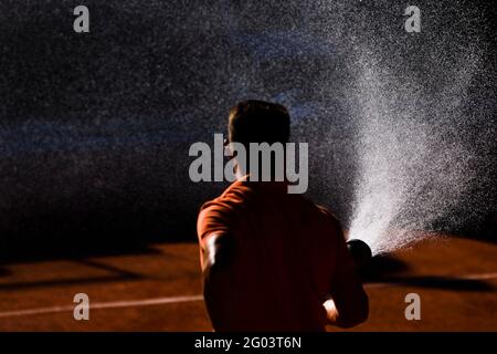 Paris, Frankreich. Mai 2021. Tennis: Grand Slam - Französisch Geöffnet. Ein Mann wäßt einen Tennisplatz. Quelle: Frank Molter/dpa/Alamy Live News Stockfoto