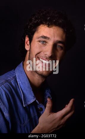 Rom, Italien. Mai 2021. Der italienische Schauspieler Raoul Bova, fotografiert im Studio im Alter von 22 Jahren. Rom (Italien), Jahr 1993. Es wird der neue Don Matteo anstelle des Schauspielers Terence Hill in der italienischen Fernsehserie sein.31. Mai 2021 Quelle: dpa/Alamy Live News Stockfoto