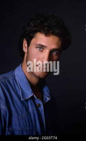 Rom, Italien. Mai 2021. Der italienische Schauspieler Raoul Bova, fotografiert im Studio im Alter von 22 Jahren. Rom (Italien), Jahr 1993. Es wird der neue Don Matteo anstelle des Schauspielers Terence Hill in der italienischen Fernsehserie sein.31. Mai 2021 Quelle: dpa/Alamy Live News Stockfoto