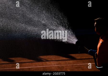 Paris, Frankreich. Mai 2021. Tennis: Grand Slam - Französisch Geöffnet. Ein Mann wäßt einen Tennisplatz. Quelle: Frank Molter/dpa/Alamy Live News Stockfoto