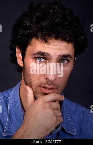 Rom, Italien. Mai 2021. Der italienische Schauspieler Raoul Bova, fotografiert im Studio im Alter von 22 Jahren. Rom (Italien), Jahr 1993. Es wird der neue Don Matteo anstelle des Schauspielers Terence Hill in der italienischen Fernsehserie sein.31. Mai 2021 Quelle: dpa/Alamy Live News Stockfoto