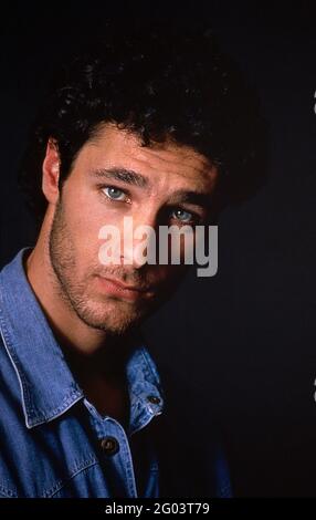 Rom, Italien. Mai 2021. Der italienische Schauspieler Raoul Bova, fotografiert im Studio im Alter von 22 Jahren. Rom (Italien), Jahr 1993. Es wird der neue Don Matteo anstelle des Schauspielers Terence Hill in der italienischen Fernsehserie sein.31. Mai 2021 Quelle: dpa/Alamy Live News Stockfoto