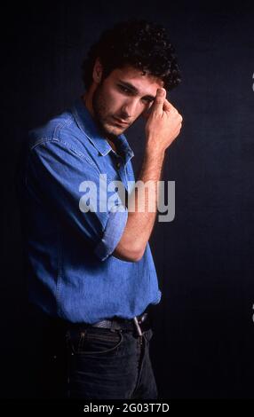 Rom, Italien. Mai 2021. Der italienische Schauspieler Raoul Bova, fotografiert im Studio im Alter von 22 Jahren. Rom (Italien), Jahr 1993. Es wird der neue Don Matteo anstelle des Schauspielers Terence Hill in der italienischen Fernsehserie sein.31. Mai 2021 Quelle: dpa/Alamy Live News Stockfoto