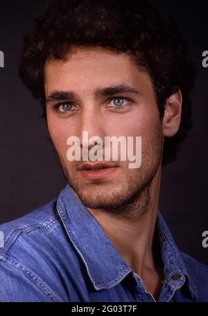 Rom, Italien. Mai 2021. Der italienische Schauspieler Raoul Bova, fotografiert im Studio im Alter von 22 Jahren. Rom (Italien), Jahr 1993. Es wird der neue Don Matteo anstelle des Schauspielers Terence Hill in der italienischen Fernsehserie sein.31. Mai 2021 Quelle: dpa/Alamy Live News Stockfoto