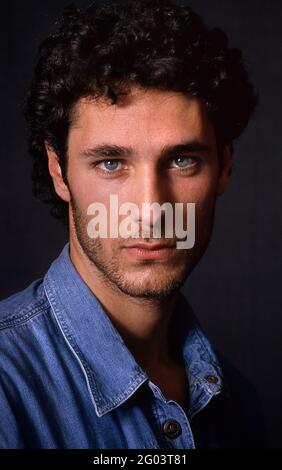 Rom, Italien. Mai 2021. Der italienische Schauspieler Raoul Bova, fotografiert im Studio im Alter von 22 Jahren. Rom (Italien), Jahr 1993. Es wird der neue Don Matteo anstelle des Schauspielers Terence Hill in der italienischen Fernsehserie sein.31. Mai 2021 Quelle: dpa/Alamy Live News Stockfoto