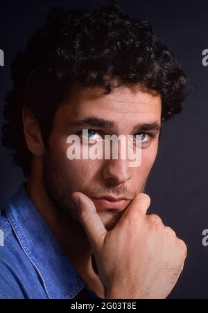 Rom, Italien. Mai 2021. Der italienische Schauspieler Raoul Bova, fotografiert im Studio im Alter von 22 Jahren. Rom (Italien), Jahr 1993. Es wird der neue Don Matteo anstelle des Schauspielers Terence Hill in der italienischen Fernsehserie sein.31. Mai 2021 Quelle: dpa/Alamy Live News Stockfoto