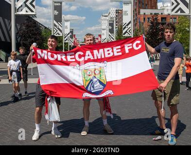 London, Großbritannien. Mai 2021. Die Fans kommen am 31. Mai 2021 vor dem Sky Bet League 2-Spiel zwischen Morecambe und Newport County im Wembley Stadium, London, England ins Stadion. Foto von Andrew Aleksiejczuk. Quelle: Prime Media Images/Alamy Live News Stockfoto