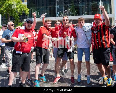 London, Großbritannien. Mai 2021. Die Fans kommen am 31. Mai 2021 vor dem Sky Bet League 2-Spiel zwischen Morecambe und Newport County im Wembley Stadium, London, England ins Stadion. Foto von Andrew Aleksiejczuk. Quelle: Prime Media Images/Alamy Live News Stockfoto