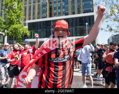 London, Großbritannien. Mai 2021. Die Fans kommen am 31. Mai 2021 vor dem Sky Bet League 2-Spiel zwischen Morecambe und Newport County im Wembley Stadium, London, England ins Stadion. Foto von Andrew Aleksiejczuk. Quelle: Prime Media Images/Alamy Live News Stockfoto