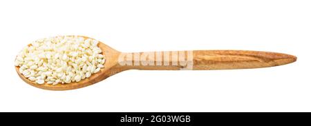 Holzlöffel mit rohen weißen Sesamsamen, isoliert auf Weiß Hintergrund Stockfoto