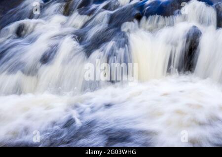 Eine Reihe von Stromschnellen und kleinen Kaskaden auf dem Fluss Irvine in der Nähe von Loudoun Hill in East Ayrshire, Schottland. Stockfoto