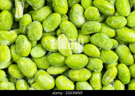 Lebensmittelhintergrund - viele gefrorene Edamame (unreife Sojabohnen) aus der Nähe Stockfoto