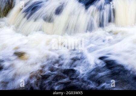 Eine Reihe von Stromschnellen und kleinen Kaskaden auf dem Fluss Irvine in der Nähe von Loudoun Hill in East Ayrshire, Schottland. Stockfoto