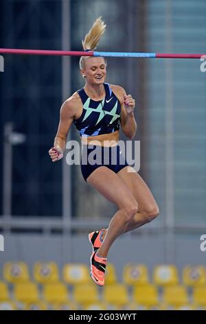 Katie Nageotte (USA) gewinnt den Stabhochsprung der Frauen mit 15-10 Jahren 1/2 (4,84 m) während des Treffens der World Athletics Doha Diamond League In Suhaim bin Hamad Stadi Stockfoto