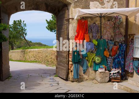 Die etruskische Stadt Populonia ist bekannt für Nekropolen, alte Ruinen, Burg und Meer Stockfoto