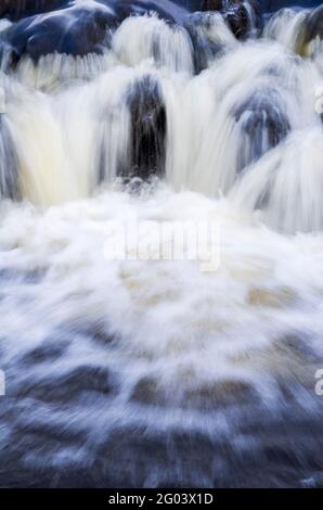 Eine Reihe von Stromschnellen und kleinen Kaskaden auf dem Fluss Irvine in der Nähe von Loudoun Hill in East Ayrshire, Schottland. Stockfoto