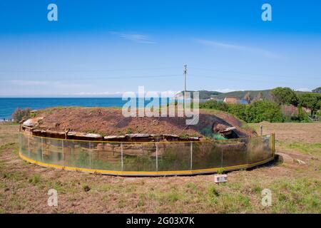 Die etruskische Stadt Populonia ist bekannt für Nekropolen, alte Ruinen, Burg und Meer Stockfoto