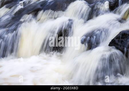 Eine Reihe von Stromschnellen und kleinen Kaskaden auf dem Fluss Irvine in der Nähe von Loudoun Hill in East Ayrshire, Schottland. Stockfoto