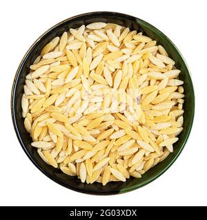 Draufsicht auf die Risoni-Pasta in einer runden Schüssel isoliert Weißer Hintergrund Stockfoto