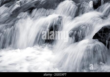 Eine Reihe von Stromschnellen und kleinen Kaskaden auf dem Fluss Irvine in der Nähe von Loudoun Hill in East Ayrshire, Schottland. Stockfoto