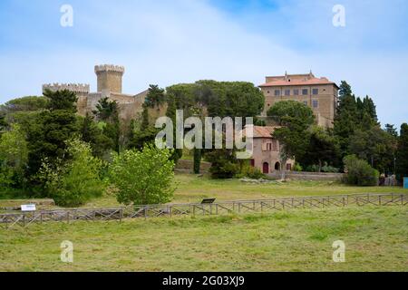 Die etruskische Stadt Populonia ist bekannt für Nekropolen, alte Ruinen, Burg und Meer Stockfoto