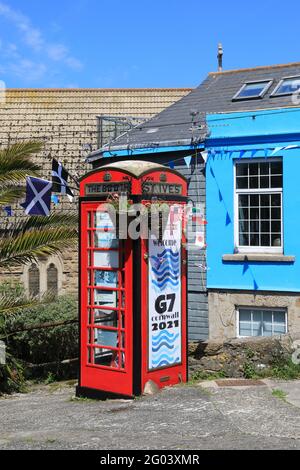 Rote Telefonbox in St. Ives, dekoriert zur Begrüßung des G7-Gipfels in Cornwall, der vom 11. Bis 13. Juni 2021 in Carbis Bay, Großbritannien, stattfindet Stockfoto