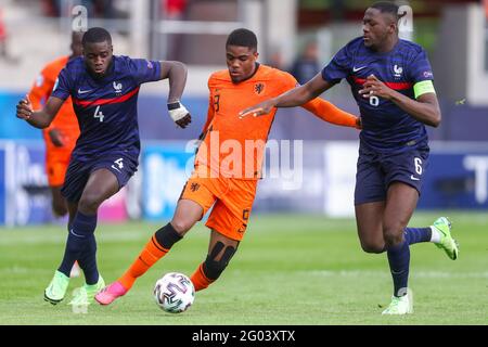BÖDEST, UNGARN – MAI 31: Myron Boadu von der niederländischen U21 kämpft beim UEFA-Viertelfinalspiel der U-21-Europameisterschaft 2021 zwischen der niederländischen U 21 und der französischen U-21-Meisterschaft am 31. Mai 2021 in Boedapest, Ungarn, um den Besitz mit Dayot Upamecano von der französischen U-21 und Ibrahima Konate von der französischen U-21 (Foto: Istvan Derencsenyi/Orange Picles) Stockfoto