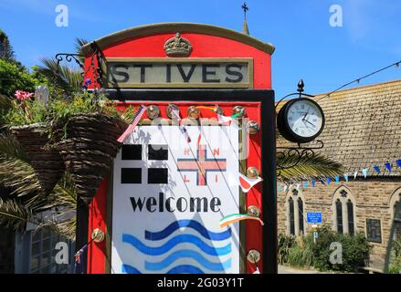 Rote Telefonbox in St. Ives, dekoriert zur Begrüßung des G7-Gipfels in Cornwall, der vom 11. Bis 13. Juni 2021 in Carbis Bay, Großbritannien, stattfindet Stockfoto