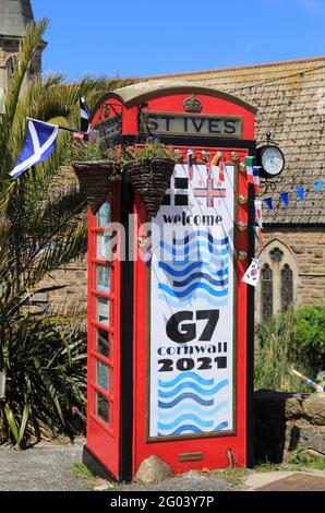 Rote Telefonbox in St. Ives, dekoriert zur Begrüßung des G7-Gipfels in Cornwall, der vom 11. Bis 13. Juni 2021 in Carbis Bay, Großbritannien, stattfindet Stockfoto