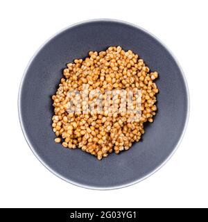 Blick von oben auf gekochten Brei aus Vollkornweizen in Grau Schale isoliert auf weißem Hintergrund Stockfoto