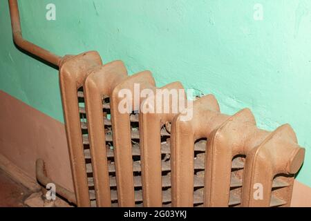 Alte rostige Heizkörper an der Wand aus der Nähe Stockfoto