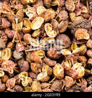 Quadratische Lebensmittel Hintergrund - getrocknete rosa sichuanpfeffer Nahaufnahme Stockfoto