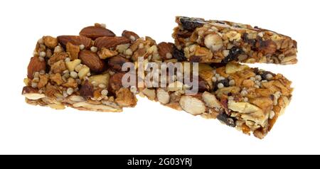 Seitenansicht von zwei Apfelproteinstäben, wobei einer in Stücke gebrochen und auf weißem Hintergrund isoliert ist. Stockfoto