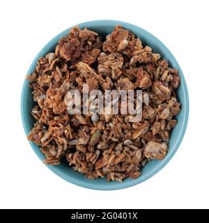 Ansicht von oben auf einer Schale aus Zimt-Ahorn-Granola isoliert auf einem weißen Hintergrund. Stockfoto